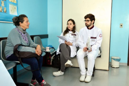 Estudantes de graduação têm contato com pacientes e consideram retorno positivo dos participantes como incentivo para desenvolver o trabalho no programa de extensão