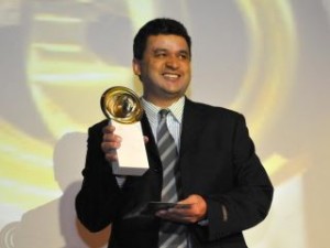 Professor recebe a premiação