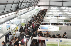 Corredores lotados na feira UFPR: Cursos e Profissões