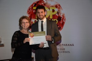 Elenice Matos Novak, pró-reitora da Extensão e Cultura da UFPR e Ronaldo Laséki, executivo comercial da revista Amanhã