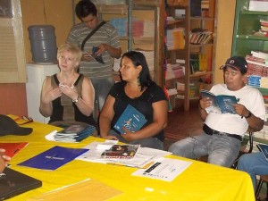 Professora Christiane Gioppo (à esquerda) em reunião com docentes da aldeia Cachoeirinha - Miranda - Mato Grosso do Sul