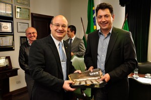 Reitor Zaki Akel Sobrinho e senador Sérgio Souza. Foto: Leonardo Bettinelli