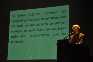 Jan Assemann durante sua conferência no Teatro da Reitoria