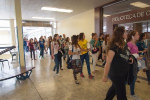 Vestibulandos caminham em direção às salas de provas. Foto:Marcos Solivan