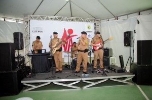Banda PM, de policiais militares, tocam pop rock educativo - foto Marcos Solivan.