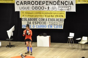 Ativista faz performance sobre o tema da bicicleta - Foto: Nicola Iannuzzi