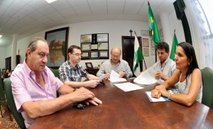 Reitor Zaki Akel Sobrinho (no centro) assina contrato de execução da reforma no terceiro andar do Prédio Histórico - Foto: Nicola Iannuzzi