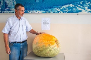 Professor Zanette e a moranga em exposição (foto Ana Assunção)