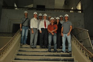 Zaki e Mulinari na escadaria principal do  prédio histórico Teixeira Soares: "As obras vão revitalizar a região". Imagem: Leonardo Bettinelli. 