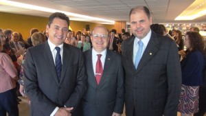 Os deputados federais Sérgio Souza (à esq.) e Alex Canziani (à dir.) com Zaki Akel Sobrinho: apoio às universidades federais. Foto: Andifes. 