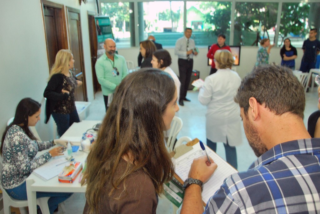 Servidores particpam do evento na recepção do prédio da Reitoria. Imagem: Leonardo Bettinelli
