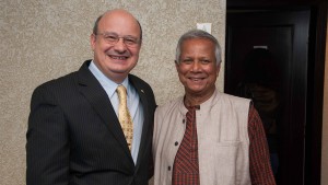 Yunus agora é doutor honoris causa da UFPR. Foto: Ana Assunção