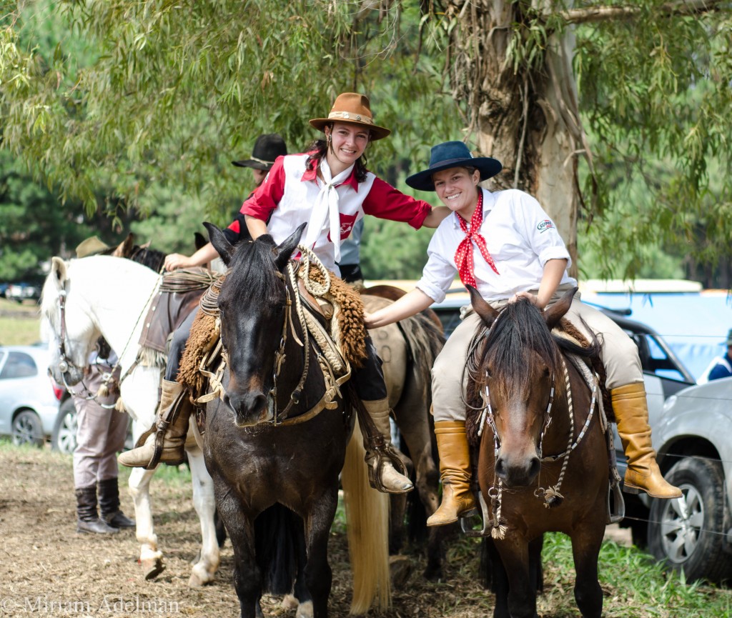 Cavalgadas reúnem homens e mulheres nos fins de semana na região metropolitana de Curitiba. Foto: Miriam Adelman
