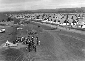 Imagens do processo de construção e da inauguração da Vila Nossa Senhora da Luz na década de 60. FOTO: Cohab 