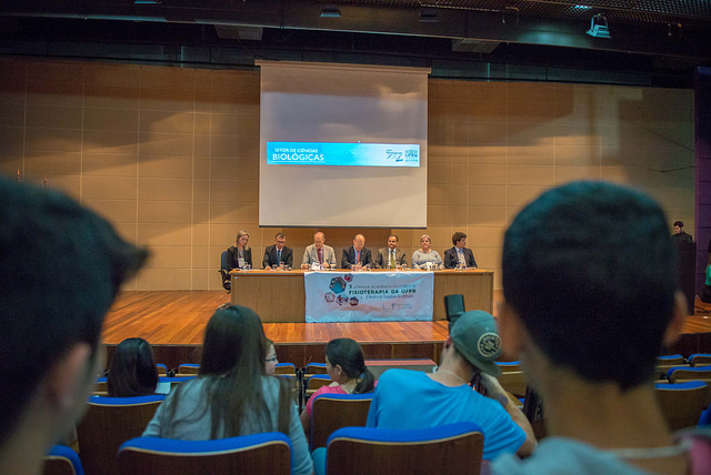 A mesa de abertura aconteceu no auditório do Setor de Ciências Sociais Aplicadas. Imagem: Marcos Solivan