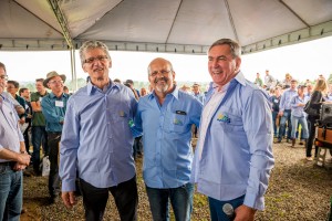 O secretário da Agricultura, Norberto Ortigara, prof. Anibal de Moraes e prof. Amadeu Bona