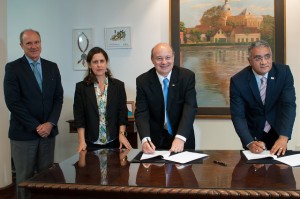 Zaki, com Oliveira (à dir.), Mulinari e Marienne: " A UFPR possui um banco de competências que será muito importante para garantir o suporte técnico necessário às ações da Controladoria". Imagem: Samira Chami Neves. 