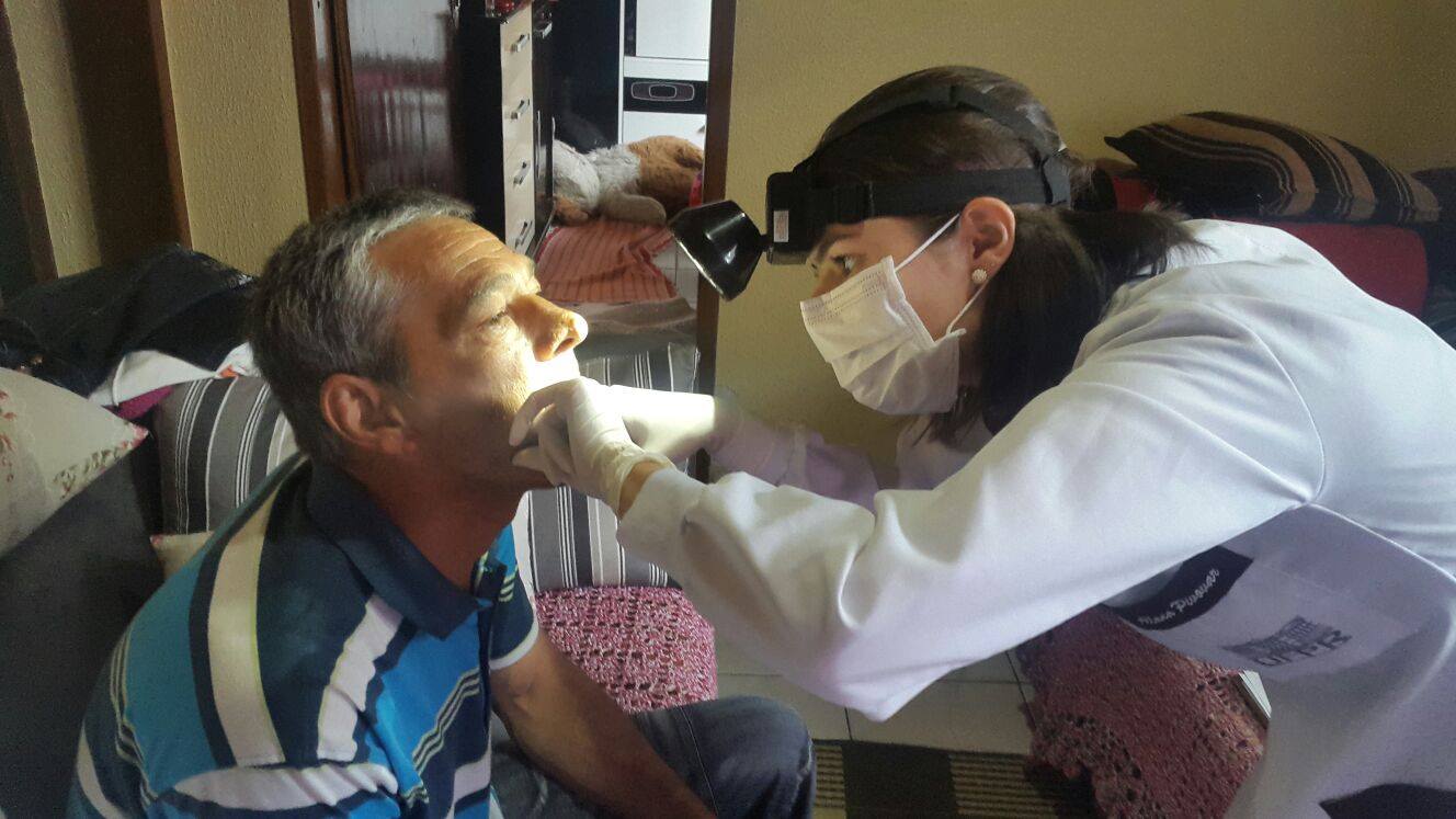 Allana examina um dos pacientes do projeto. Imagem: Arquivo pessoal