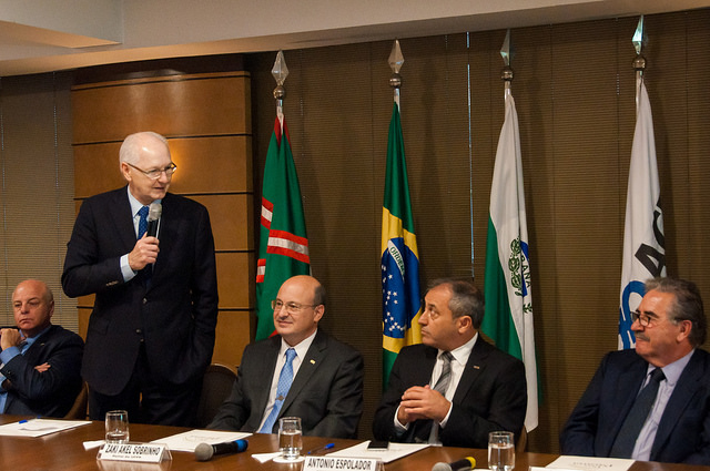 Domakoski comandou a homenagem ao reitor da UFPr, na sede da ACP. Imagem: Samira Chami Neves. 