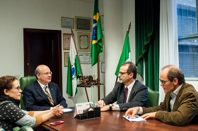 Zaki (ao fundo) com Barra (o 2º, da esquerda para a direita), Edmilson e Vania: nova conquista para a UFPR. Imagem: Samira Chami Neves. 