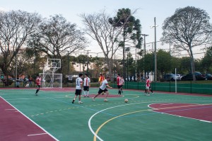 Alnos do setor fizeram o primeiro jogo na nova quadra em seguida à inauguração