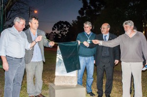 Amadeu Bona Filho, Álvaro Pereira, Zaki Akel Sobrinho e Nivaldo Rizzi descerram a placa comemorativa