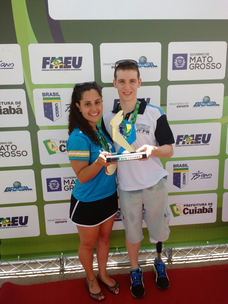 Na Natação Paralímpica, Jéssica Louise e Vinícius Guarienti foram vencedores em várias provas. Imagem: UFPR. 