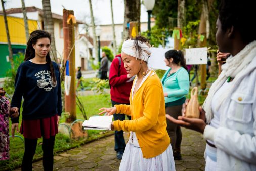 Oficina sobre literatura afro - atividade na praça Coronel Macedo no Festival 2016 - foto: Marcos Solivan