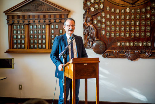 “É um olhar da ciência sobre si mesma. A proposta é que os estudantes enxerguem a prática sob outra perspectiva”, professor Eduardo Salles de Oliveira Barra