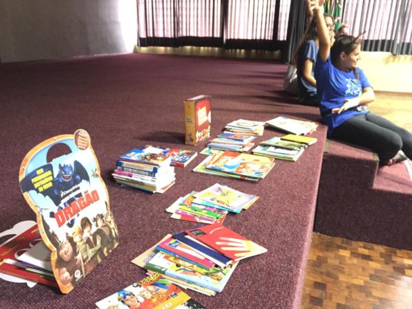 Alunos de Educação Física doaram livros à Escola Municipal Prefeito Omar Sabbag