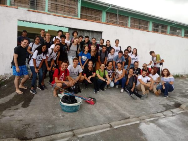 Alunos de Engenharia de Bioprocessos e Biotecnologia pintaram muro do Colégio Estadual Tancredo Neves