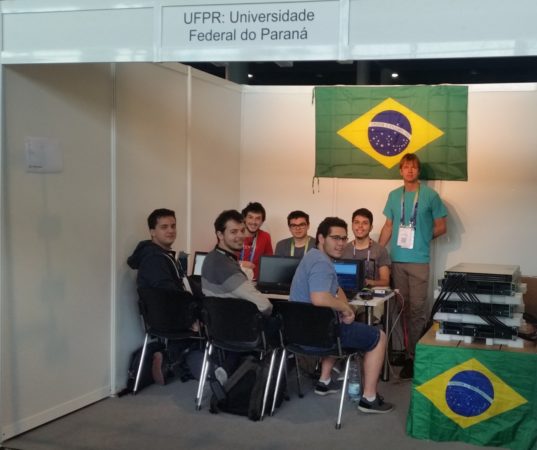Coordenador da disciplina, professor Daniel Weingaertner, do Programa de Pós-Graduação em Informática, com equipe de alunos da UFPR no ISC Student Cluster Competition, na Alemanha, em 2018. Foto: Divulgação