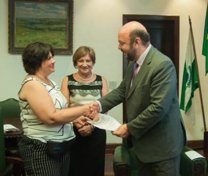 A vereadora Kátia Dietrich entrega texto de emenda para o reitor Ricardo Marcelo da Fonseca. Foto: Nicole Schumacher