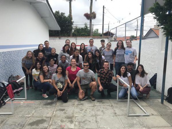 Estudantes do curso de Administração da UFPR revitalizaram escola durante trote solidário. Fotos: Divulgação