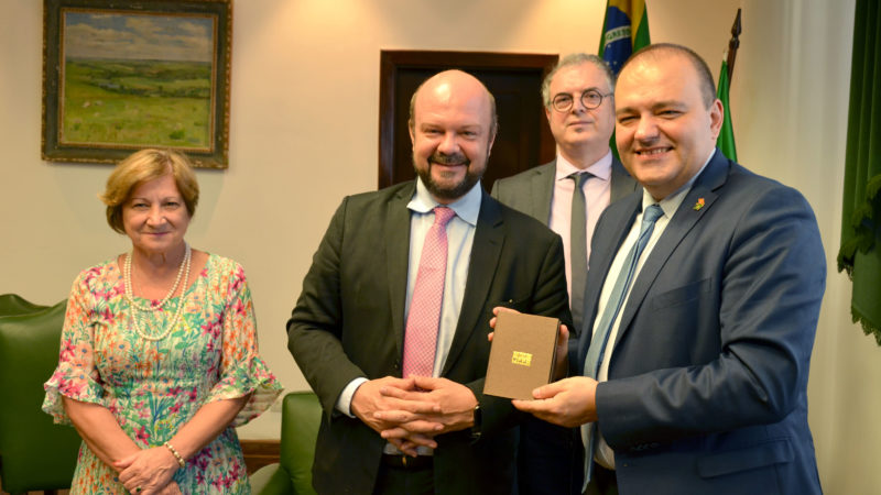 Da esquerda para direita: vice-reitora da UFPR, Graciela Bolzón de Muniz; reitor da Universidade, Ricardo Marcelo Fonseca; diretor de Relações Internacionais da UFPR, André Duarte; e embaixador da Macedônia do Norte, Ivica Bocevski. Foto: Leonardo Bettinelli/Sucom-UFPR