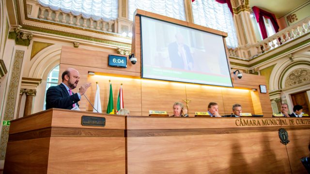 Reitor fala sobre cortes orçamentários em universidades aos vereadores de Curitiba. Foto: Marcos Solivan