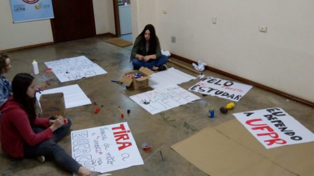 Cartazes foram produzidos e mostrados nas redondezas do Campus de Jandaia do Sul. Foto: Divulgação