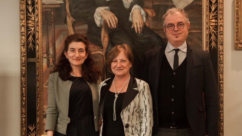 Da esquerda para a direita: a chefe da seção para Assuntos Políticos, Econômicos e de Informação da Delegação da União Europeia no Brasil, Domenica Brumma; a vice-reitora da UFPR, Graciela Bolzón de Muniz; e o diretor da Agência UFPR Internacional, André Duarte. Foto: Nicolle Schumacher/Sucom-UFPR