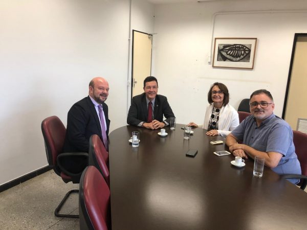 Da esquerda para direita, o reitor da UFPR, professor Ricardo Marcelo Fonseca, o reitor da UFG, professor Edward Madureira Brasil, a vice-reitora da UFG, professora Sandramara Matias Chaves e o Secretário de Promoção da Segurança e Direitos Humanos da UFG, professor Ricardo Barbosa de Lima. foto: UFG.