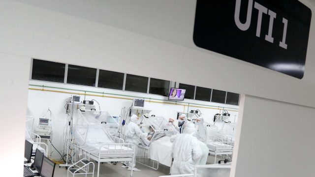 Trabalho de profissionais de saúde em hospital de campana aberto em Manaus para o tratamento de vítimas de covid-19. Foto: Mário Oliveira/Secom-AM/Fotos Públicas