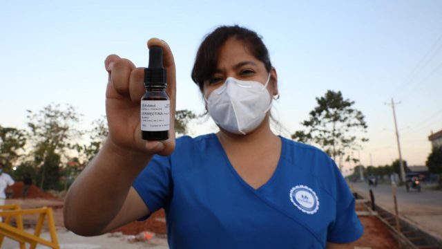 Professor da UFPR menciona no artigo científico que o uso da ivermectina contra a Covid-19 ganhou ares de "panaceia curativa" na América do Sul por causa da disponibilidade do medicamento. Na foto, "kit Covid-19" distribuído no Peru. Foto: EsSalud-Ucayali/Flickr, 15/7/2020