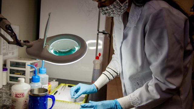 Laboratório no Departamento de Química da UFPR, em Curitiba, tem recebido de dez a 15 amostras de álcool gel para análise da qualidade. Fotos: Marcos Solivan/Sucom-UFPR