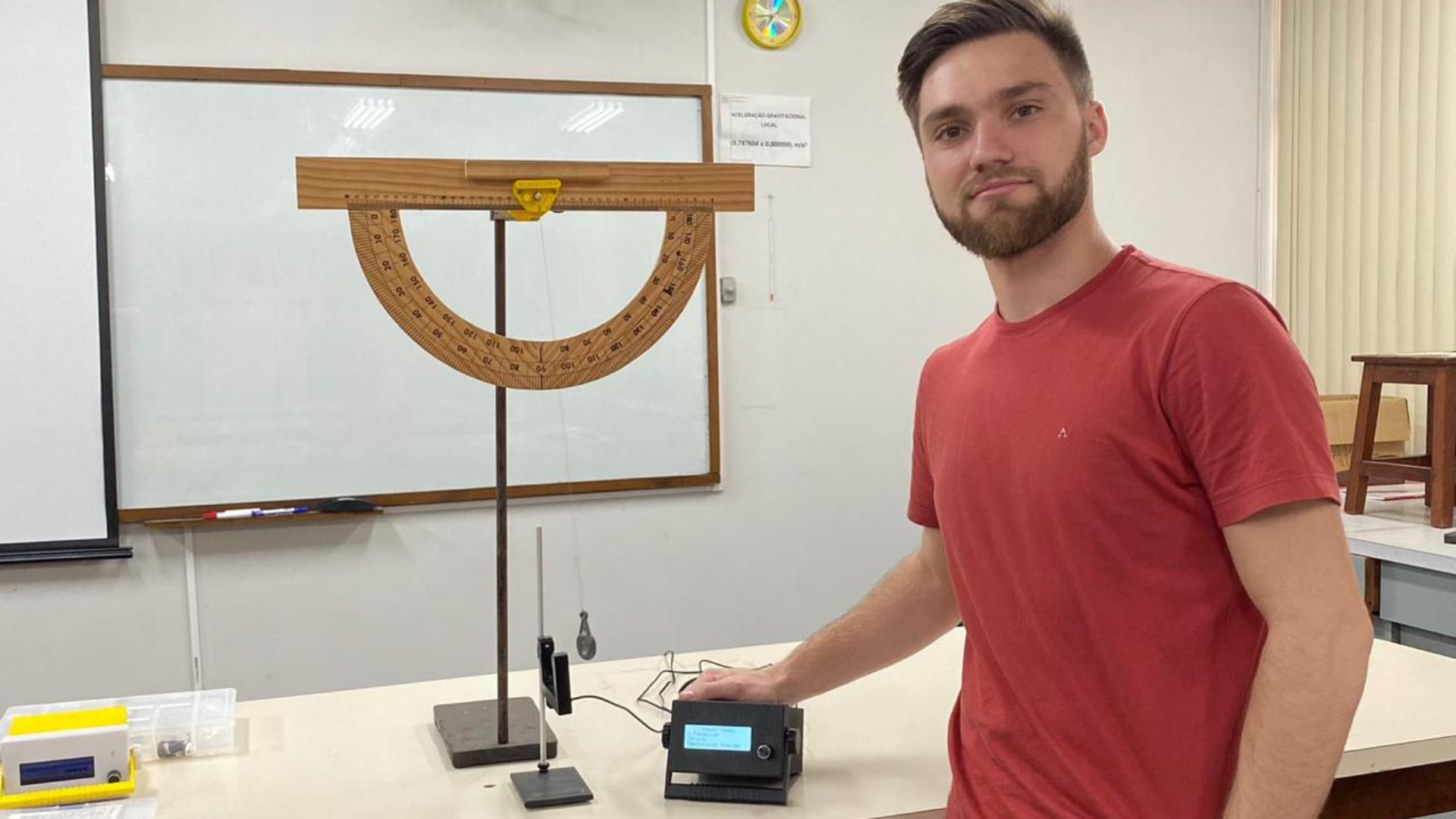 O estudante de Física Márcio Bulla ao lado do dispositivo Cronpes. Foto: Lorxi UFPR/Acervo Pessoal