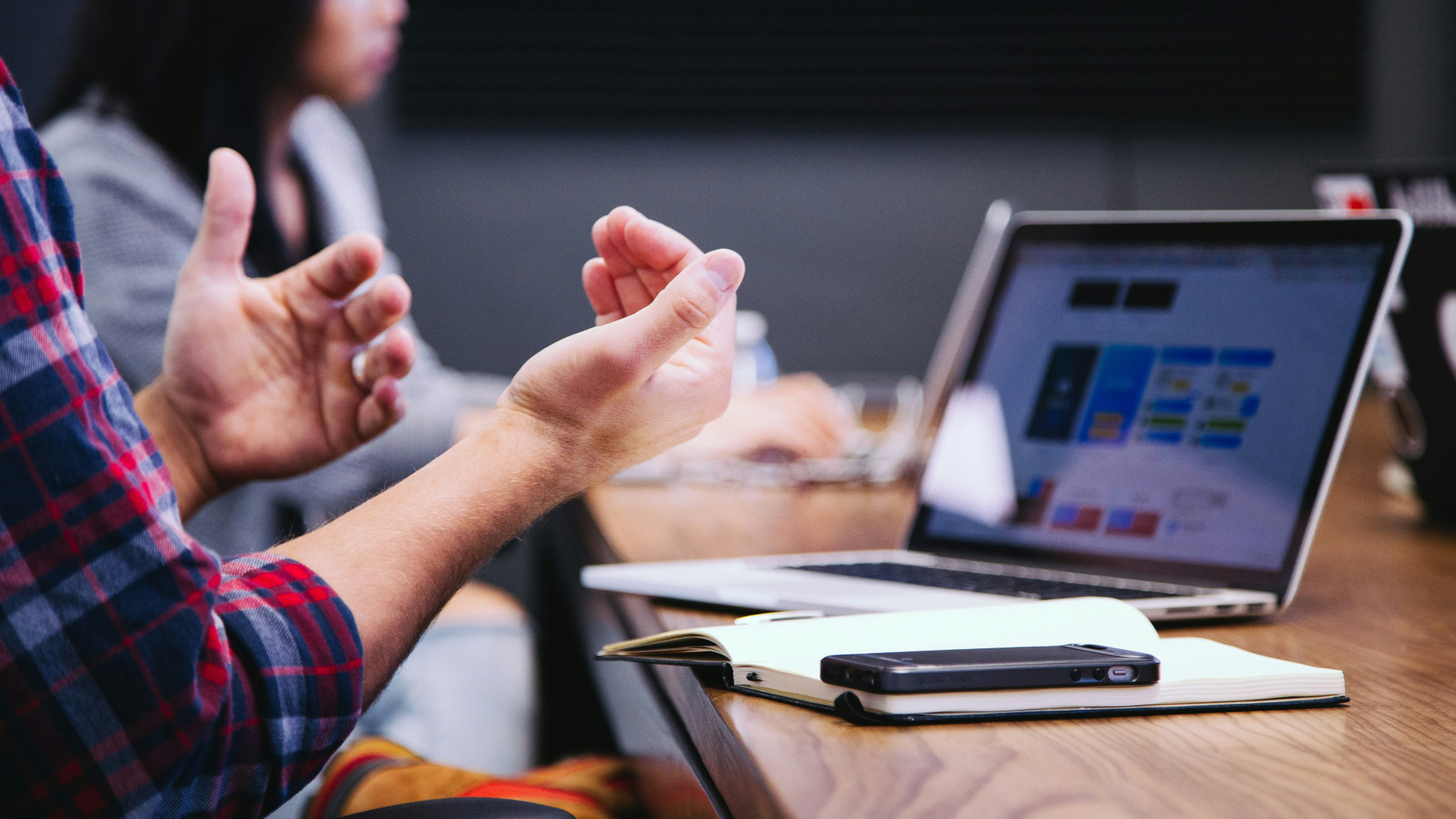 Conversação em inglês. Foto: Headway/Unsplash