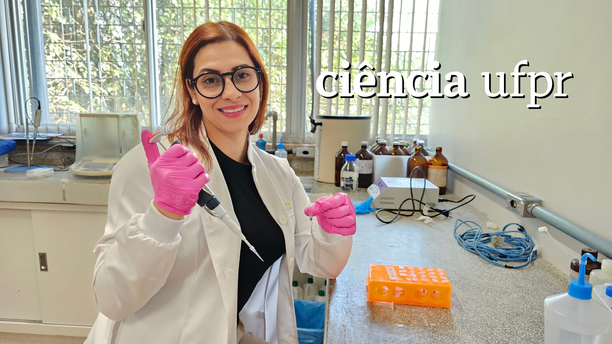 A pesquisadora Laís Rodrigues no Laboratório de Neurofisiologia da UFPR. Foto: Danielle Salmória/Aspec/UFPR