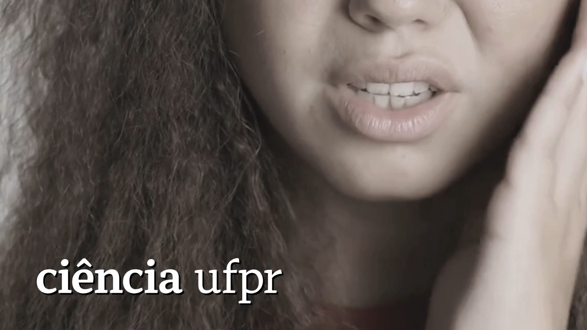 Dor orofacial (na face e na boca) é o principal sintoma da DTM. Vídeo: Freepik