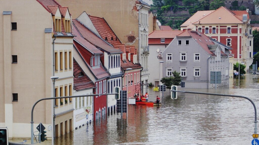 A imagem mostra uma cidade alemã inundada pela enchente.